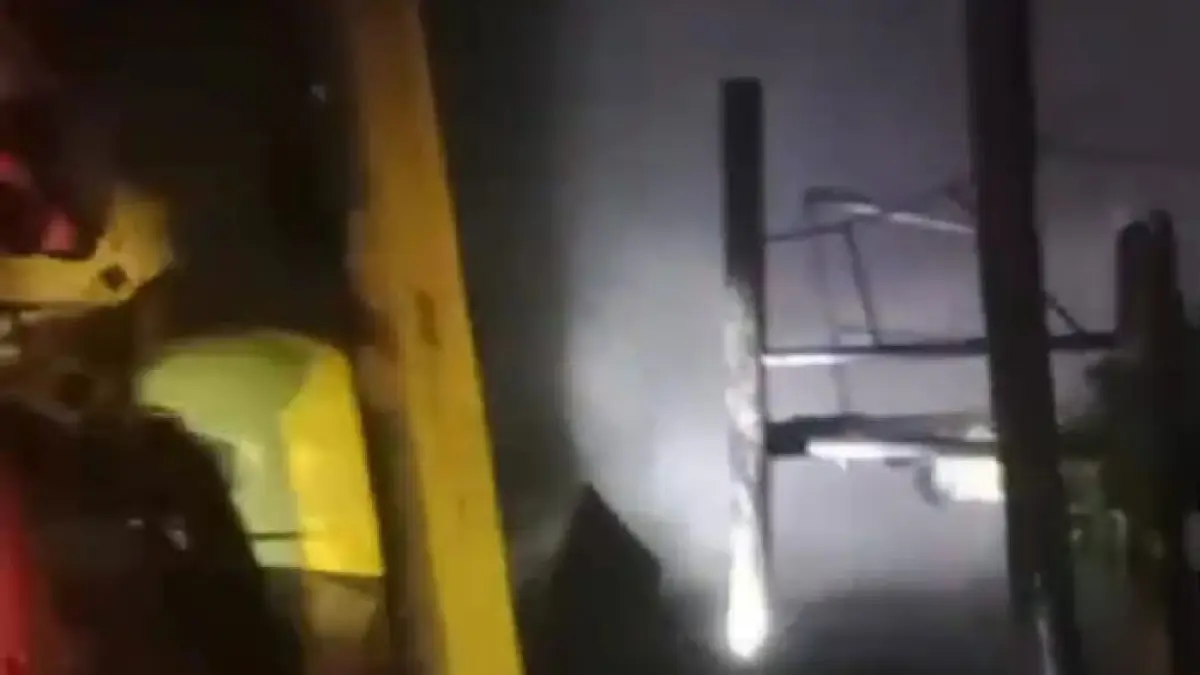 Petugas saat berupaya melakukan pemadaman di SMP IT Al-Hafit yang berlokasi di Jalan Badak, Kecamatan Tenayan Raya, pada Rabu (1/4/2026) malam. (Damkar Pekanbaru untuk Riaupos.co)