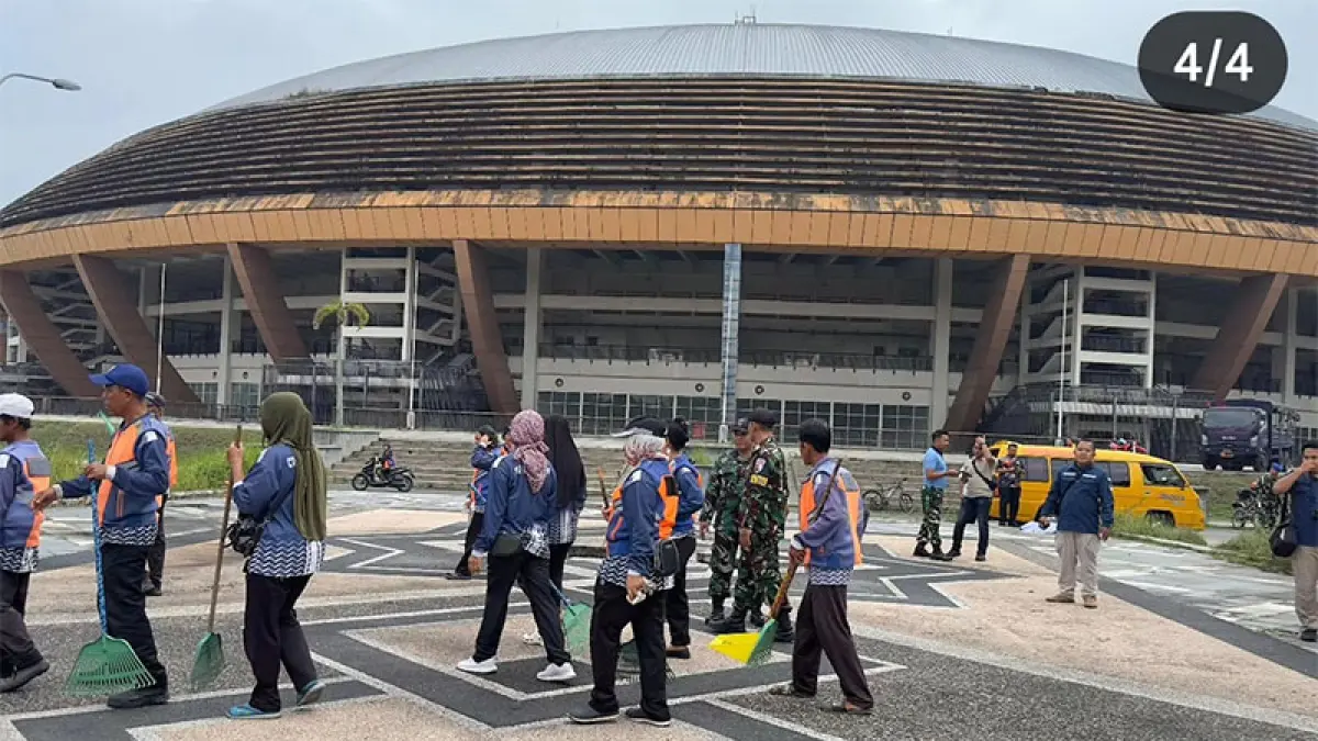 Pihak Dispora Riau dan Personel TNI AU saat bergotong-royong membersihkan &nbsp;kawasan Stadion Utama Riau Jalan Naga Sakti Pekanbaru, Selasa (31/3/2026).&nbsp;DISPORA RIAU UNTUK RIAUPOS.CO
