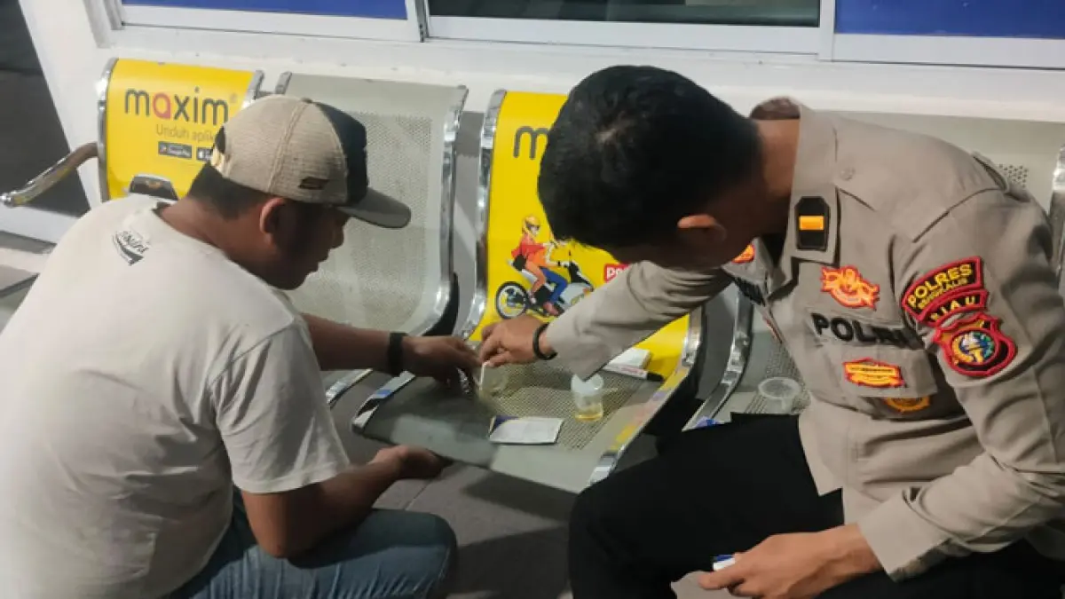 Polisi melakukan tes urine terhadap sopir mobil Inova reborn berinial AN (23) hasilnya positif narkoba dan langsung ditetapkan sebagai tersangka kasus lakalantas, Rabu (1/4/2026). (Istimewa)