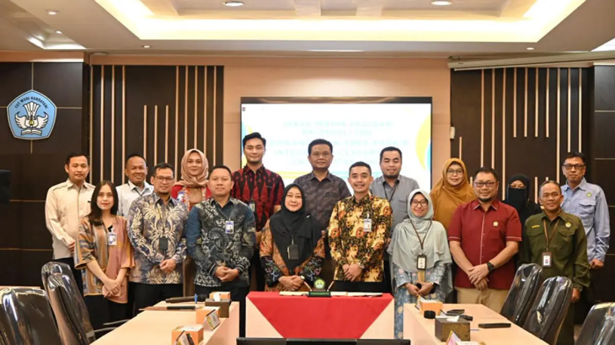 Regional CEO BRI Region 2 Pekanbaru Dian Kesuma Wardhana dan jajaran foto dengan Rektor Unri Prof Dr Sri Indarti SE MSi dan jajaran saat serah terima bantuan embangunan area parkir gedung Integrated Classroom, Rabu (1/4/2026). (Istimewa)