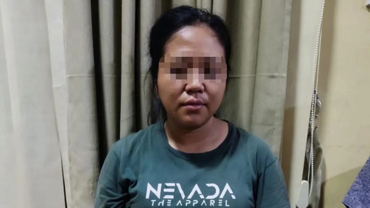 Tersangka berinisial SAJ alias Dona saat diamankan Polsek Pasir Penyu, Rabu (1/4/2026). (Humas Polres Inhu untuk Riaupos.co)