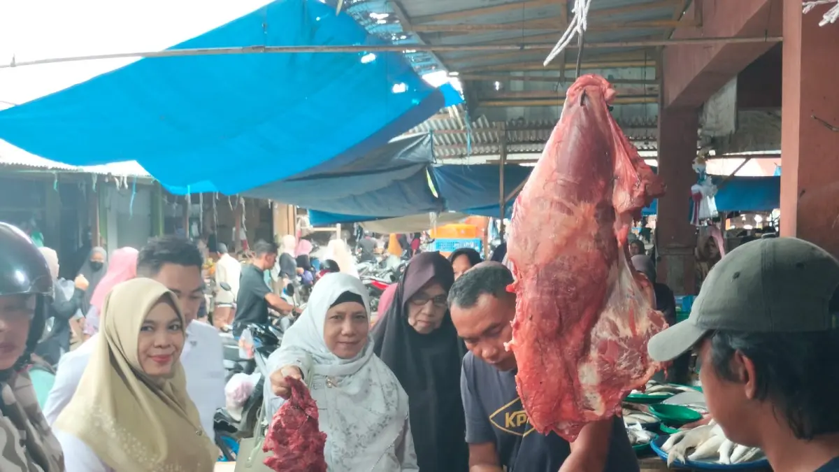 Tim Dinas Kopdagrin Kuansing melakukan pengecekan harga sembako di pasar modern Telukkuantan, Kuansing, Rabu (1/4/2026).(DESRIANDI CANDRA/RIAUPOS.CO)