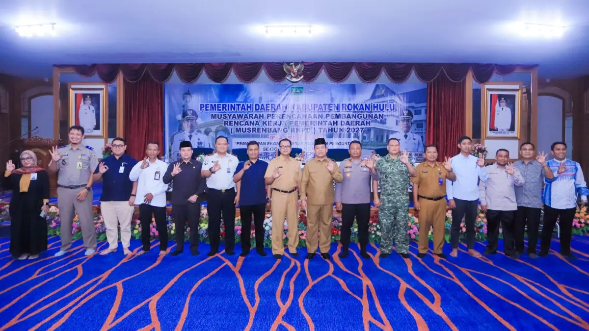 Wabup Rohul H Syafaruddin Poti foto bersama pimpinan dan anggota DPRD Riau serta Forkopimda Rohul usai membuka Musrenbang RKPD Tahun 2027 di Convention Hall Islamic Center Rohul, Selasa (31/3/2026).