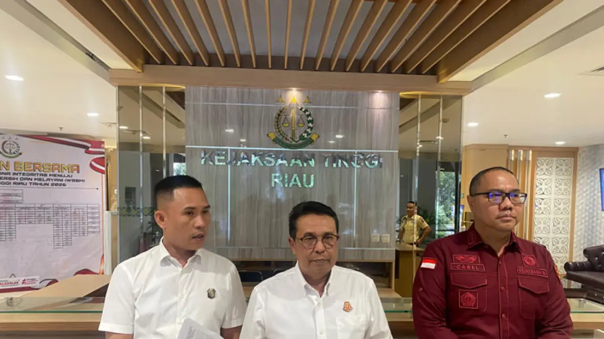 Wakajati Riau Edi Handojo, diapit Kasim Penkum Zikrullah (kiri) dan Aspidsus Kejati Riau Marlambson Carel William memberikan keterangan pers pada Rabu (1/4/2026). (Humas Kejati Riau untuk Riaupos.co)
