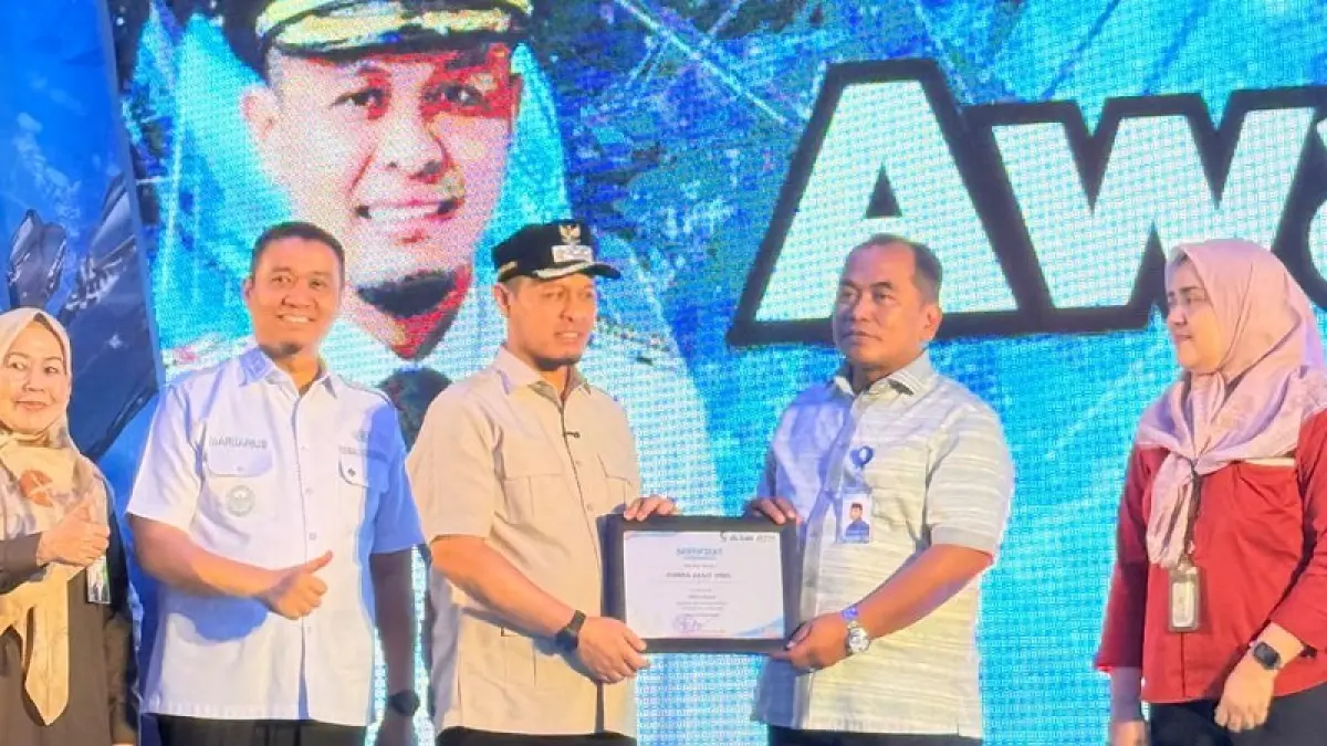 Direktur RS Unri Dr dr H Surya Hajar Fitria Dana Sp P Subsp &nbsp;PKL(K) FCCP &nbsp;FISR &nbsp;MM &nbsp;M Biomed menerima penghargaan dari Wali Kota Pekanbaru Agung Nugroho atas keterlibatan aktif RS Unri dalam berbagai kegiatan sosial, Rabu (1/4/2026).(Humas RS Unri Untuk Riaupos.co)