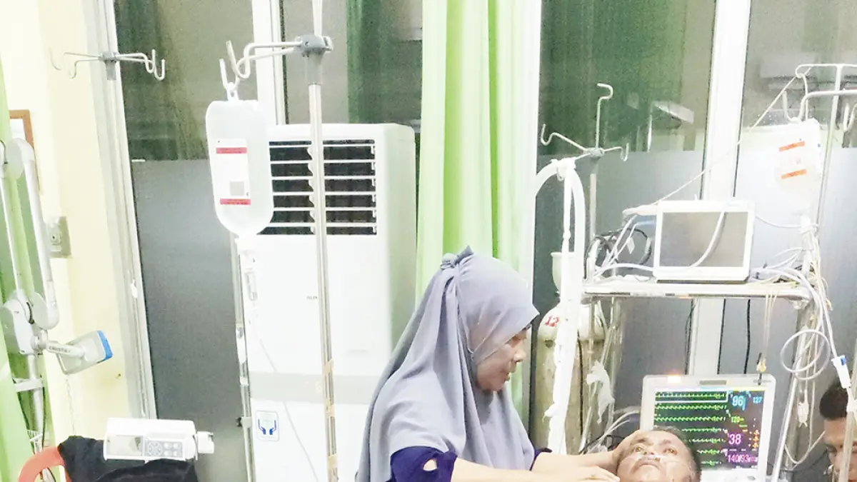 
Anggota Tim Reaksi Cepat BPBD Indragiri Hilir Jamari saat dirawat di RSUD Puri Husada Tembilahan, Selasa (31/3/2026). (TRC BPBD INHIL UNTUK RIAU POS)