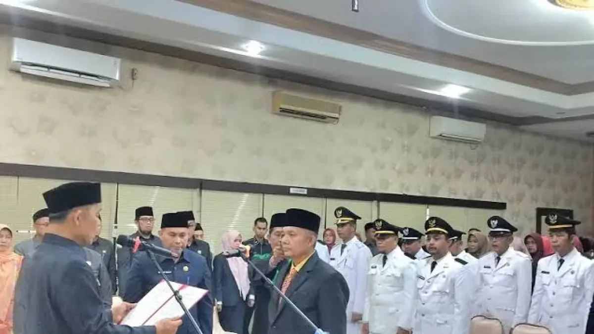 Bupati Inhil Herman melantik dan mengambil sumpah jabatan pejabat Pemkab Inhil di Aula Lantai V Kantor Bupati Inhil Jalan Akasia Tembilahan, Jumat (13/3/2026).(