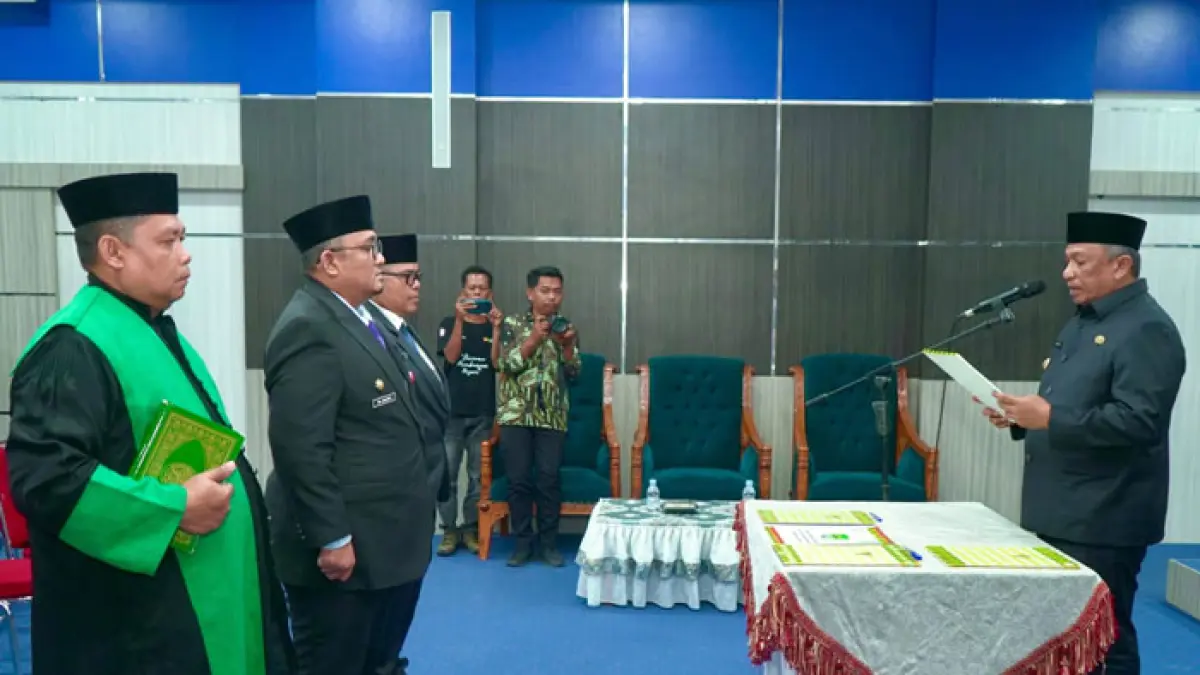 Bupati Rohul Anton melantik dan mengambil sumpah jabatan Pejabat Eselon II dan III di lingkungan Pemkab Rohul di aula lantai III kantor Bupati, Kamis (2/4/2026) petang. (Prokopim Setda Rohul untuk Riaupos.co)