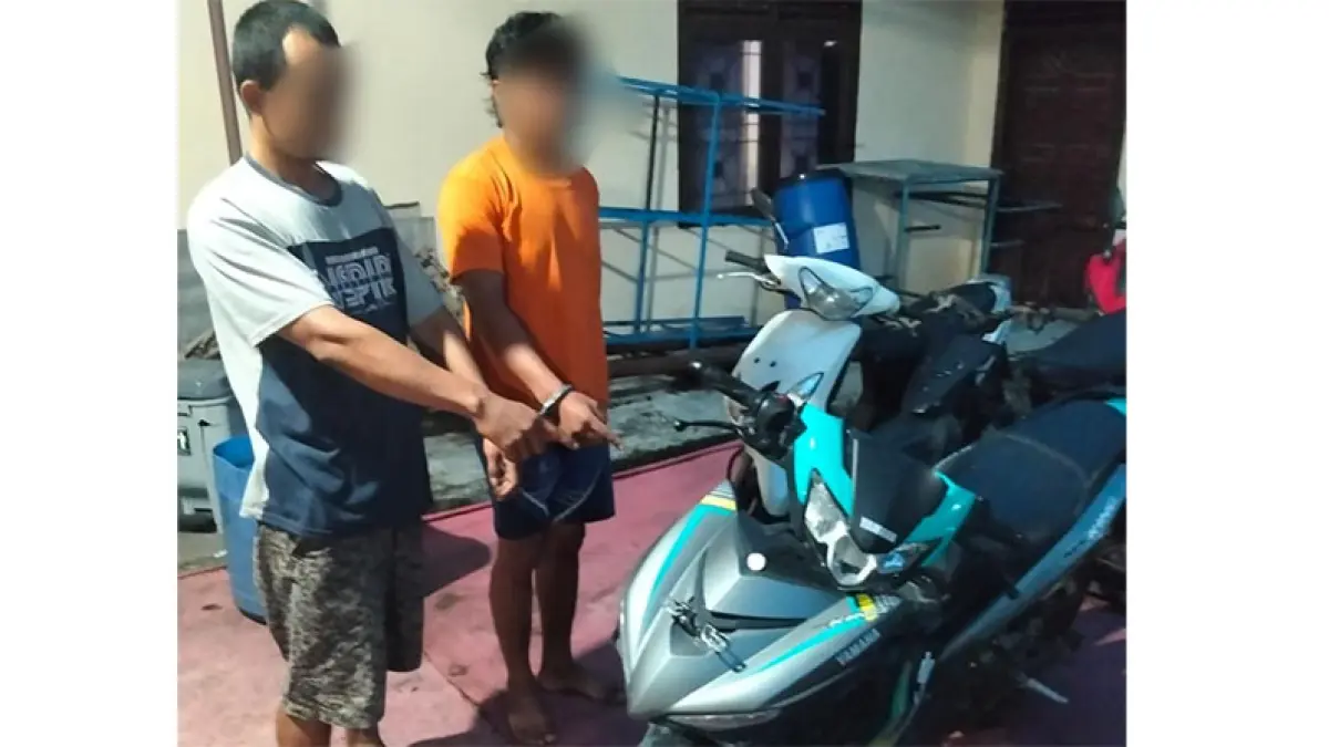 Dua pelaku begal ojek online berinisial IS alias I (28) dan S alias SG (20) menunjukkan barang bukti sepeda motor saat menjalani penyidikan di Polsek Tualang, Kamis (2/4/2026).( ISTIMEWA)
