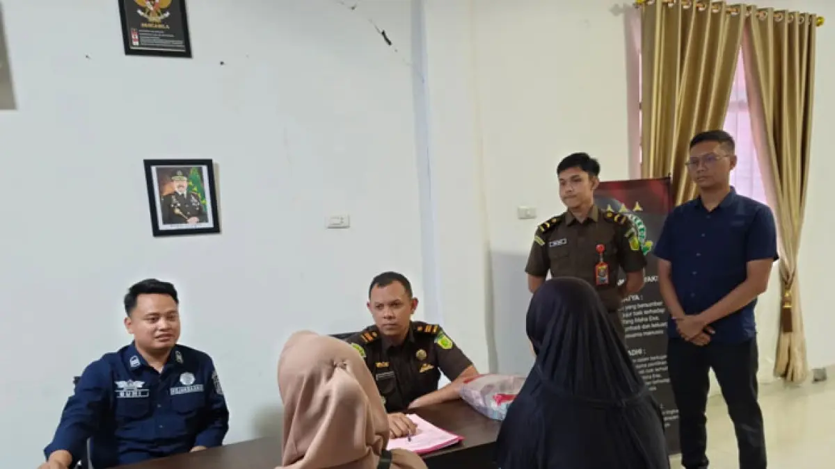 Dua tersangka dugaan korupsi di Kantor Satpol PP Bengkalis usai diserahkan tahap II oleh Polres Bengkalis langsung ditahan di Lapas Bengkalis, Kamis (2/4/2026). (Istimewa)