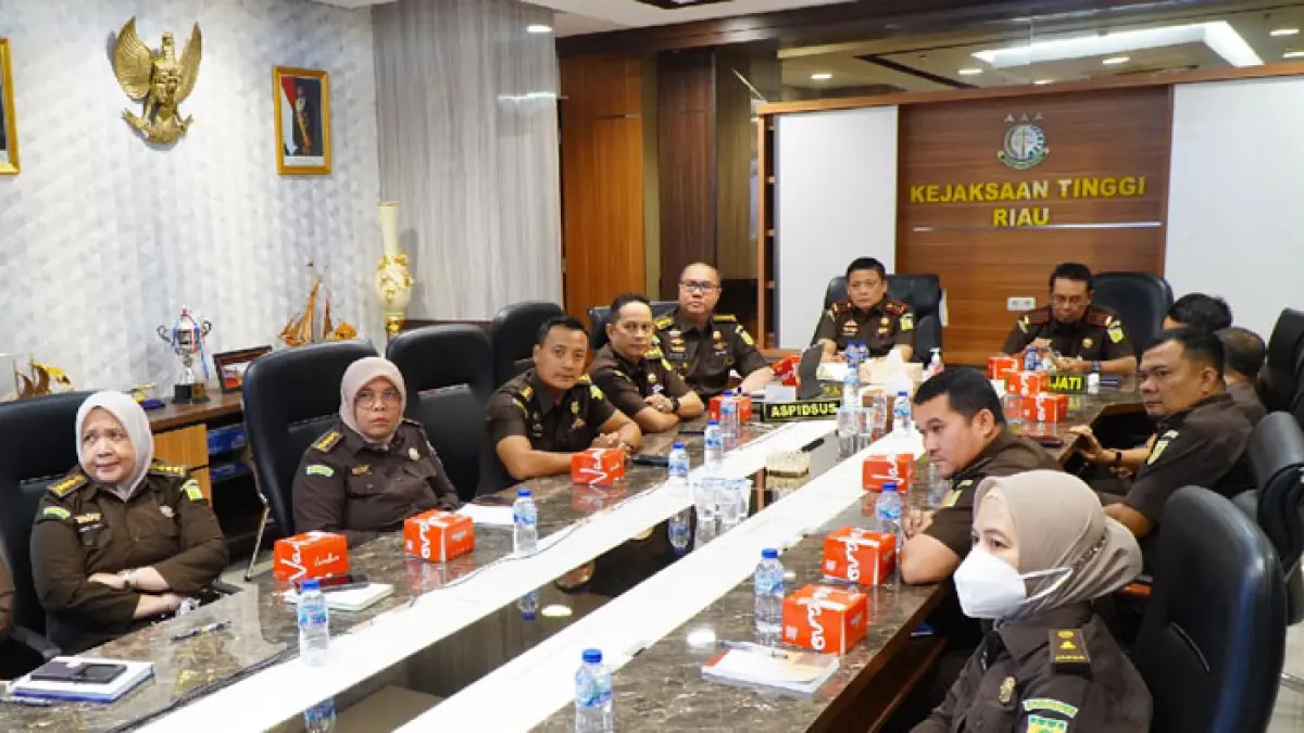 Kajati Riau Sutikno (paling belakang), bersama jajaran, mendengarkan arahan JAM Pidsus Kejagung RI Febrie Adriansyah secara virtual dari ruang kerjanya, Kamis (2/4/2026). (Humas Kejati Riau untuk Riaupos.co)
