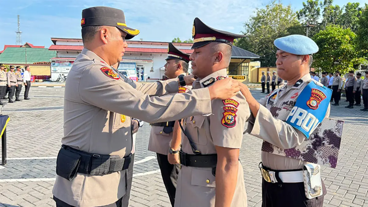 Kapolres Inhu, AKBP Eka Ariandy Putra SH MH MSI memasangkan tanda pangkat kepada Kapolsek Batang Gansal, Iptu Jimmy Lano SSos, Kamis (2/4/2026). (Foto Humas Polres Inhu)