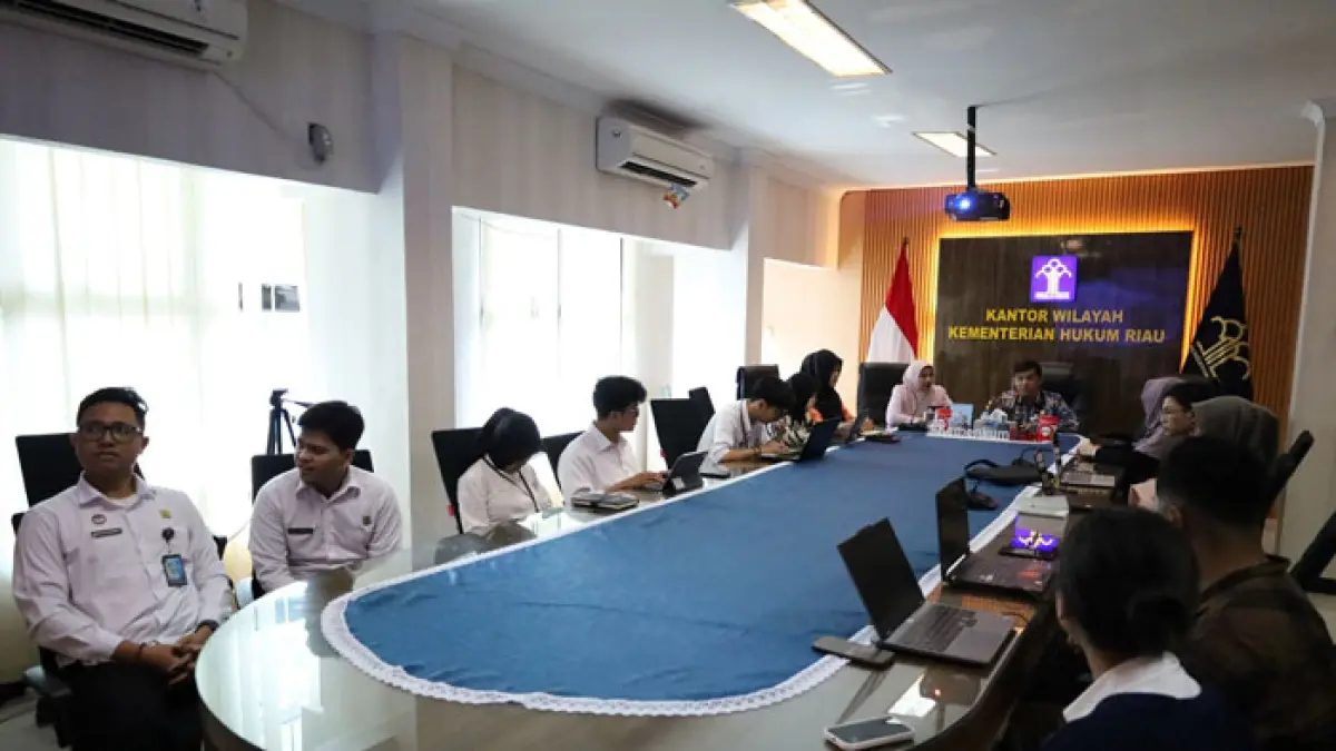 Kepala Kanwil Kemenkum Riau Rudy Hendra Pakpahan (paling belakang) menghadiri langsung koordinasi bersama Tim Ahli dari PCR, Kamis (2/4/2026). (Humas Kanwil Kemenkum Riau untuk Riaupos.co)