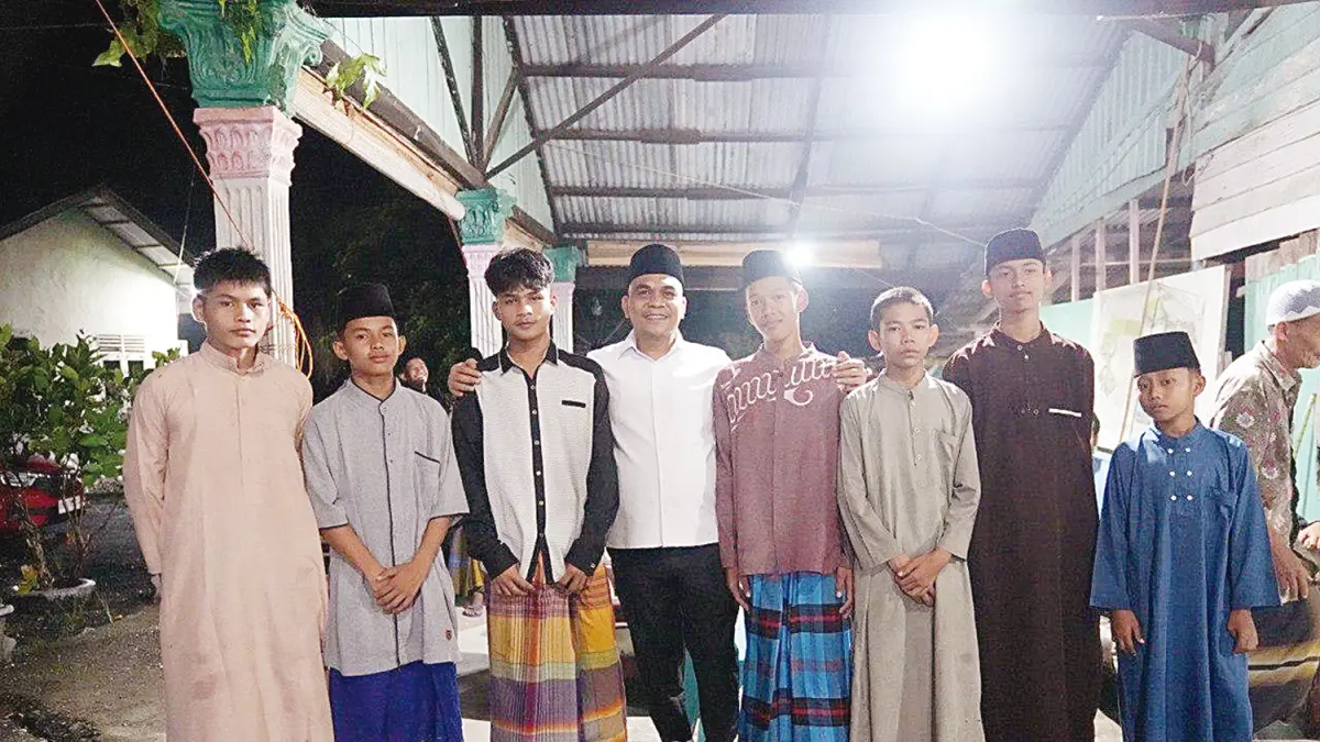 Ketua DPRD Riau Kaderismanto berfoto bersama santri dari Pondok Pesantren Nurul Tauhid, yang berlokasi di Kecamatan Bathin Solapan, Kabupaten Bengkalis. (Humas DPRD Riau
)
