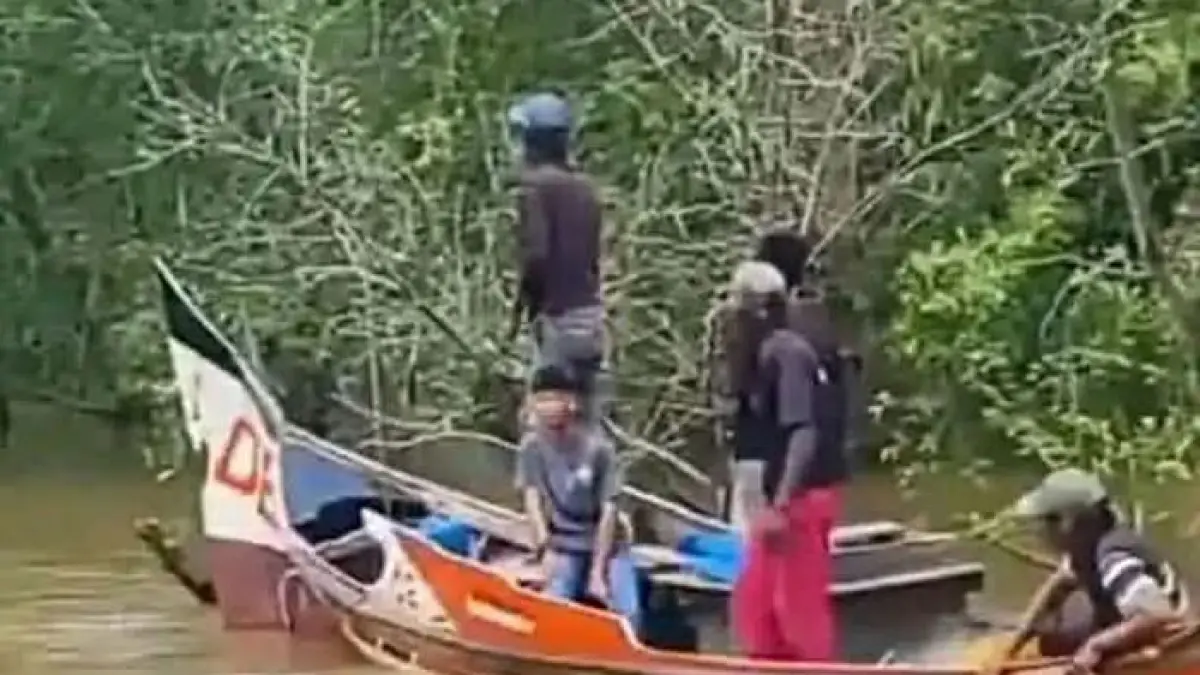 Masyarakat ketika melakukan pencarian korban diserang buaya saat sedang mencari nipah di Desa Kuala Patah Parang, Kecamatan Sungai Batang, Kabupaten Inhil, Rabu (1/3/2026). (Istimewa)