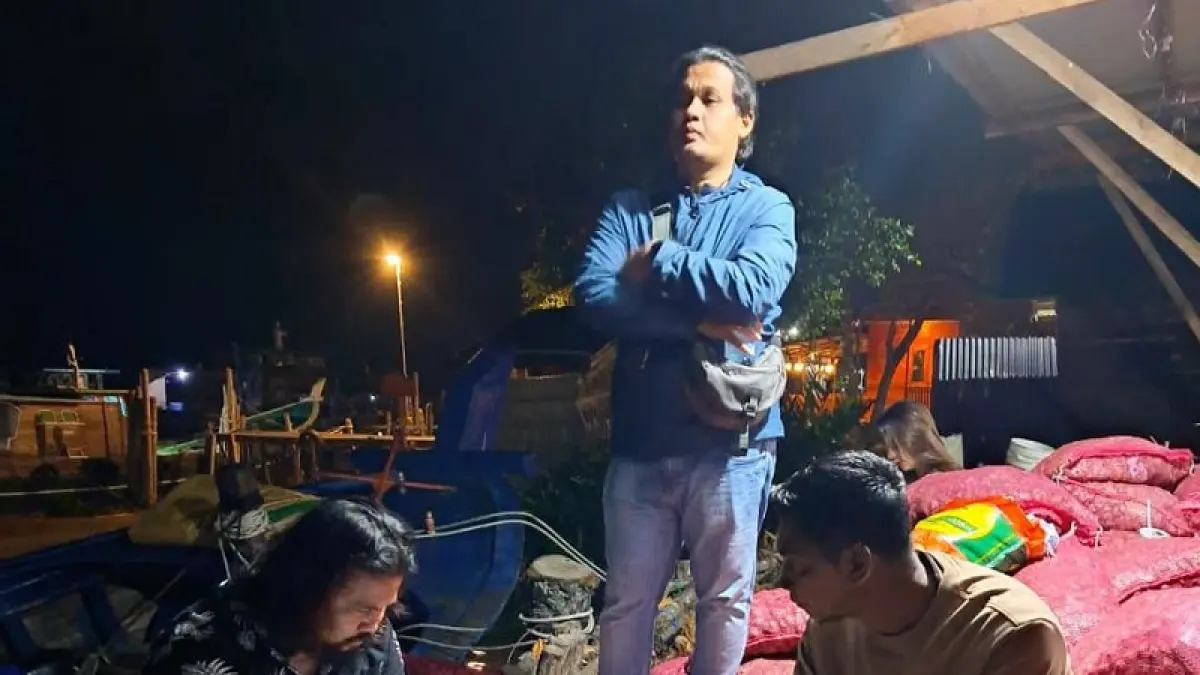 Personel dari Deninteldam XIX saat memeriksa muatan diduga pangan ilegal.(KODAM XIX UNTUK RIAUPOS.CO)
