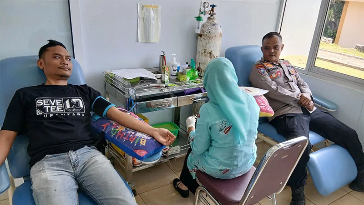 Personel Polres Kuansing melakukan donor darah di RSUD Teluk Kuantan untuk membantu ketersedian di rumah sakit bagi pasien yang berobat, Kamis (2/4/2026). (DESRIANDI CANDRA)