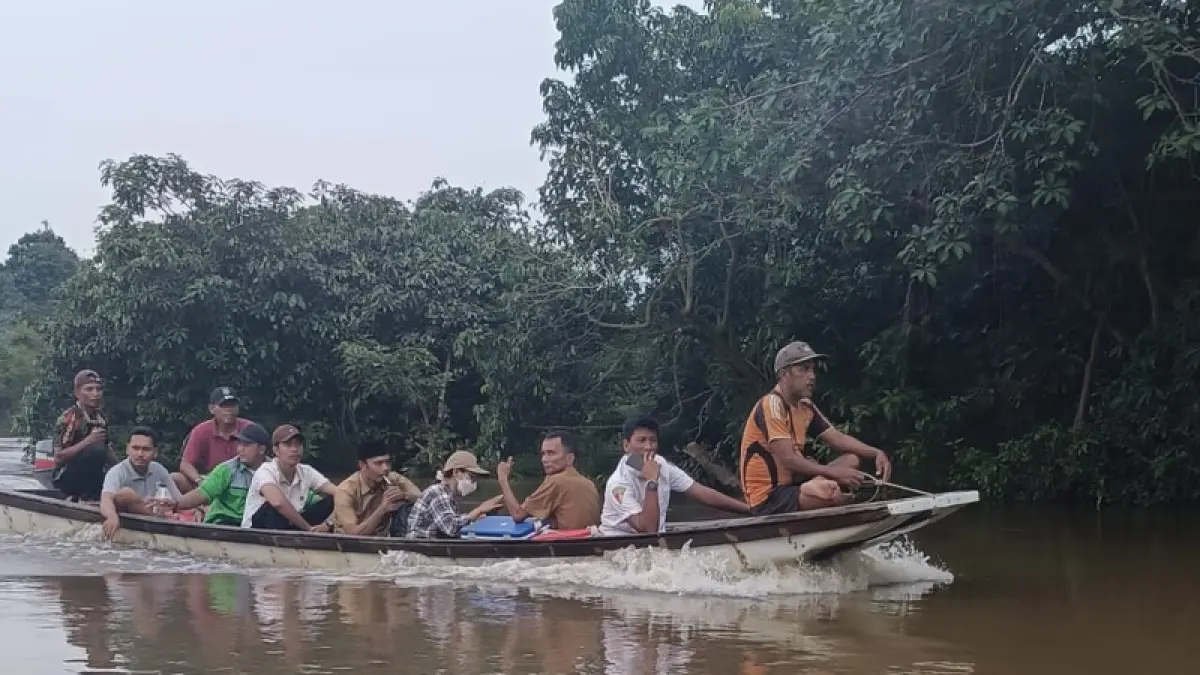Polsek Tapung Hilir bersama tim gabungan menyusuri aliran Sungai Tapung, Desa Sekijang, Kecamatan Tapung Hilir, Kabupaten Kampar, mengambil sampel air, Selasa (31/3/2026).(Humas Polres Kampar Untuk Riaupos.co)