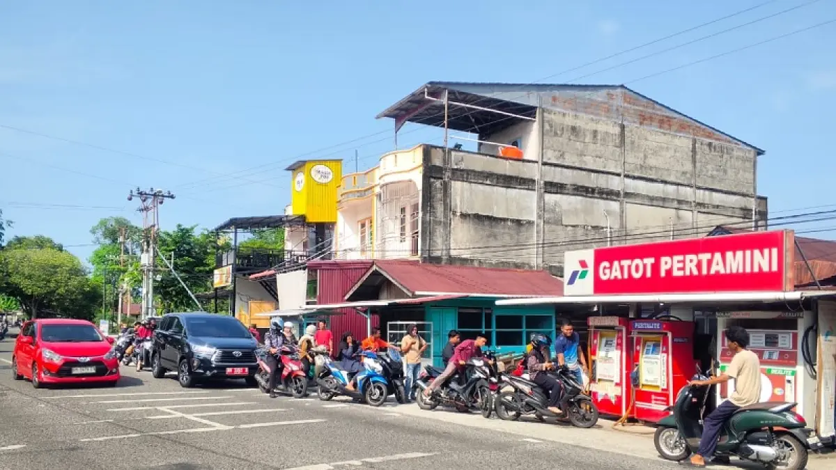 Puluhan kendaraan bermotor roda dua dan roda empat mengantre membeli BBM jenis Pertalite di Pertamini Jalan Gatot Subroto, Kecamatan Bengkalis, Kamis (2/4/2026).(Abu Kasim/Riaupos.co)
