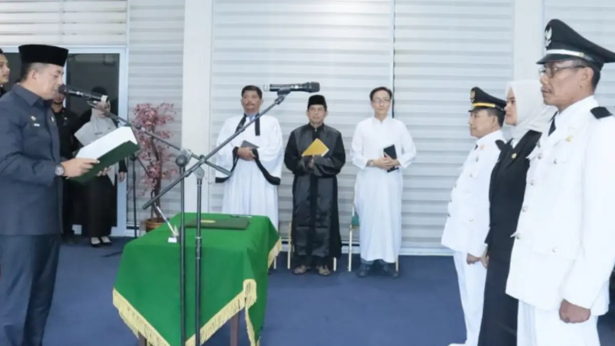 Sekda Inhu Zulfahmi Adrian AP MSI saat melantik 28 pejabat administrator dan pengawas di lingkungan Pemkab Inhu, Senin (2/3/2026).(X@INHUKAB)
