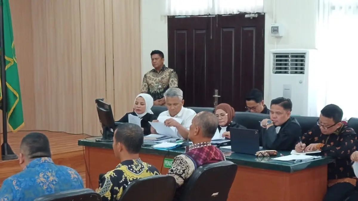 Sidang Mantan Kepala Dinas PUPR Riau dan Tim Ahli Gubernur Riau Non Aktif Dani M Nursalam menjalani sidang pembuktian perkara saksi di Pengadilan Tipikor Pekanbaru, Pekanbaru, Kamis (2/4) JPU KPK hadirkan 3 saksi.(MHD AKHWAN/RIAUPOS.CO)