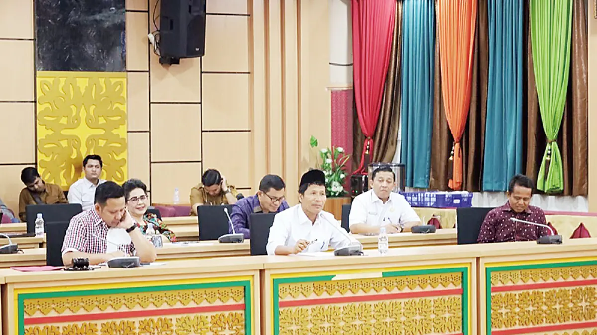 Suasana rapat Panitia Khusus DPRD Riau dengan Pemerintah Provinsi  Riau di Ruang Rapat Medium DPRD Riau, Pekanbaru,  awal pekan ini. (humas dprd riau untuk riau pos)