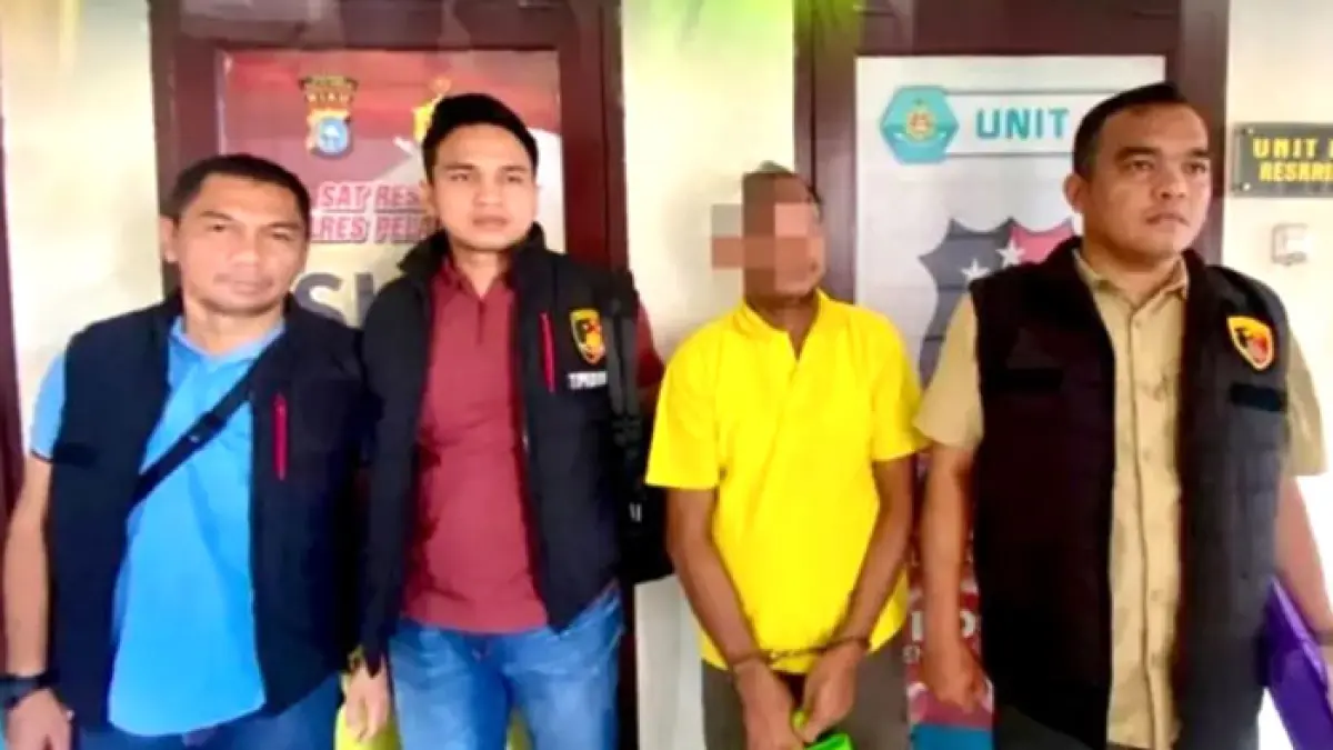 Tim Penyidik Tipidkor Satreskrim Polres Pelalawan serahkan tersangka kasus penggunaan ijazah palsu oknum anggota DPRD Pelalawan, Sunardi ke Kejari Pelalawan setelah berkasnya dinyatakan P21, Kamis (2/4/2026). (Amin/Riaupos.co)