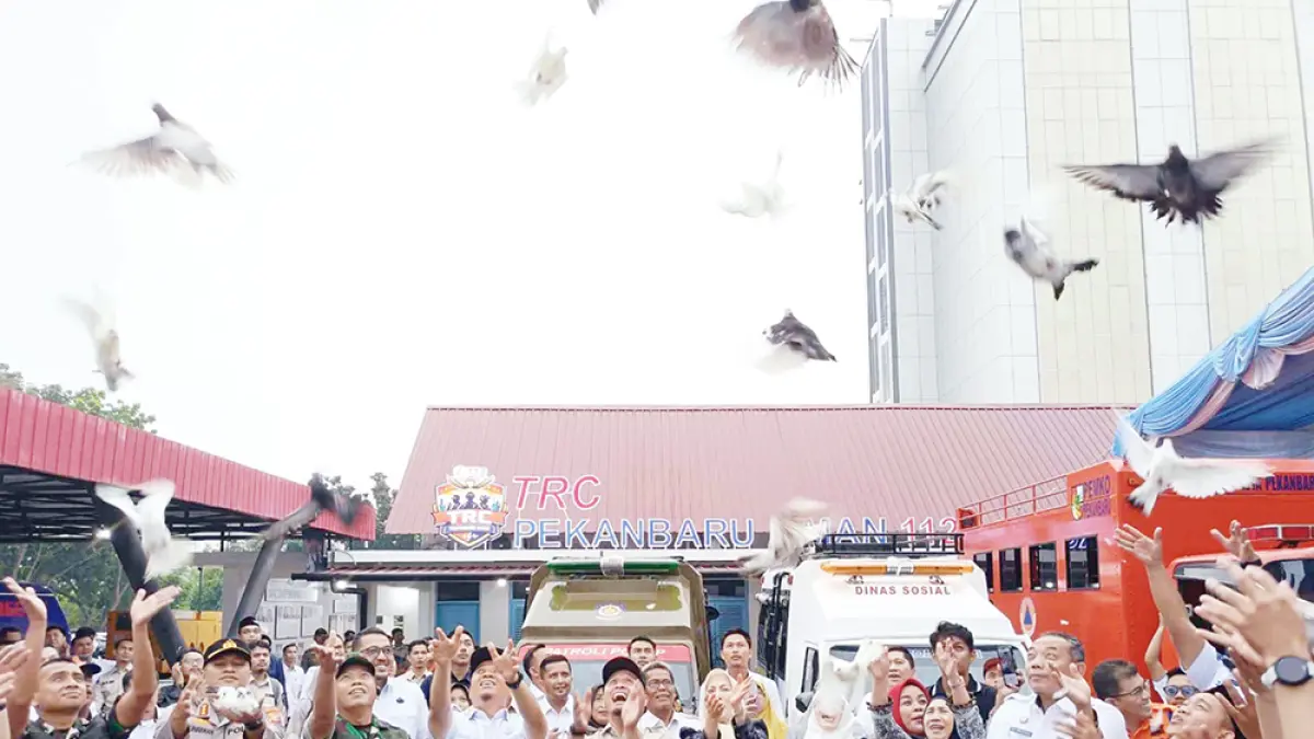 LEPAS MERPATI: Wali Kota Pekanbaru Agung Nugroho didampingi Wakil Wali Kota Markarius Anwar dan Ketua TP PKK Pekanbaru Sulastri Agung, Forkopimda Pekanbaru, dan jajaran Pemko Pekanbaru melepaskan merpati penanda diresmikannya 112 TRC Pekanbaru Aman, Rabu (1/4/2026). (PEMKO PEKANBARU UNTUK RIAU POS)