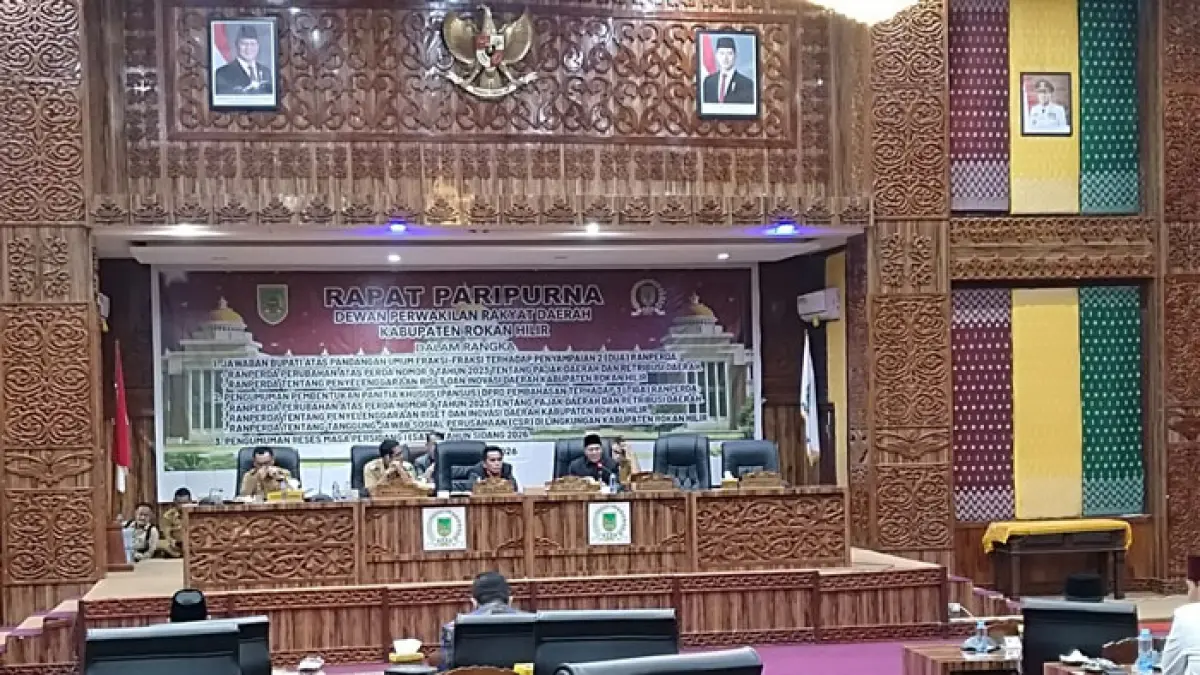Wakil Ketua DPRD Rohil Maston SH (dua dari kanan) saat memimpin kegiatan rapat paripurna di DPRD Rohil baru-baru ini di Bagansiapiapi. (Zulfadhli/Riaupos.co)