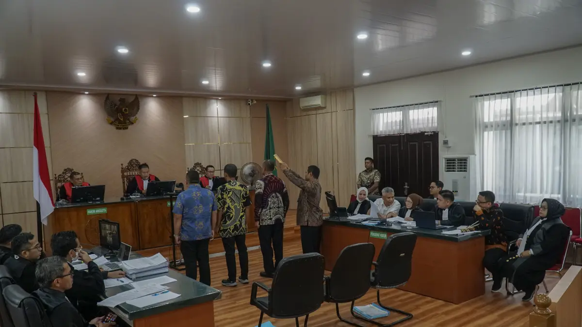 Sidang Mantan Kepala Dinas PUPR Riau M Arief Setiawan dan Tim Ahli Gubernur Riau Non Aktif Dani M Nursalam bersama penasihat hukum ketika menjalani sidang pembuktian perkara saksi di Pengadilan Tipikor Pekanbaru, Pekanbaru, Kamis (2/4/2026) JPU KPK hadirkan 3 saksi.(MHD AKHWAN/RIAUPOS