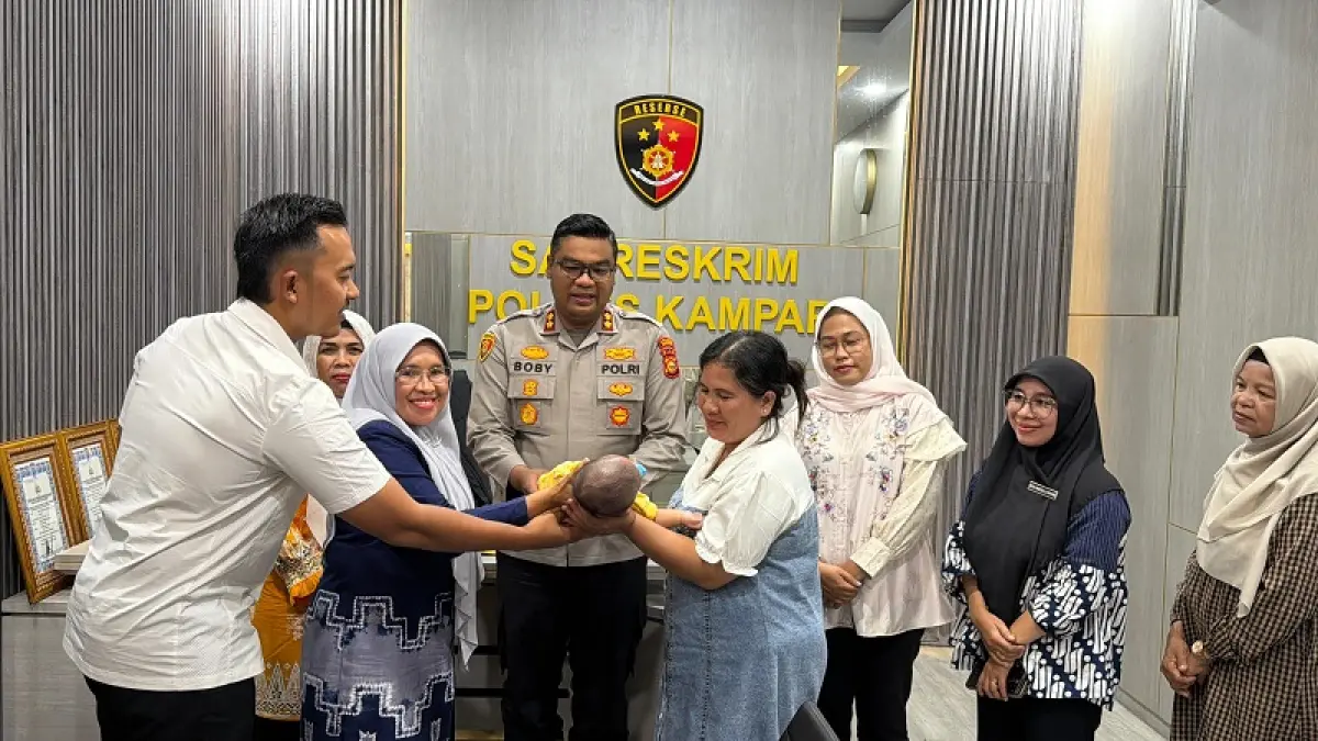 Kapolres Kampar AKBP Boby Putra Ramadhan, disaksikan Kepala UPTD PPA Kabupaten Kampar Linda Wati dan perwakilan Dinas Sosial Dra Erniwati, secara resmi menyerahkan bayi tersebut kepada pihak keluarga kandung pada Jumat (3/4/2026).(Humas Polres Kampar Untuk Riaupos.co)