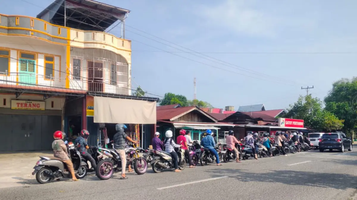 Akibat pembatasan penjualan BBM ditingkat eceran makanya masyarakat harus mengantre panjang untuk membeli BBM jenis Pertalite di salah satu Pertamini di Pulau Bengkalis, Jumat (3/4/2026). (Abu Kasim/Riaupos.co)