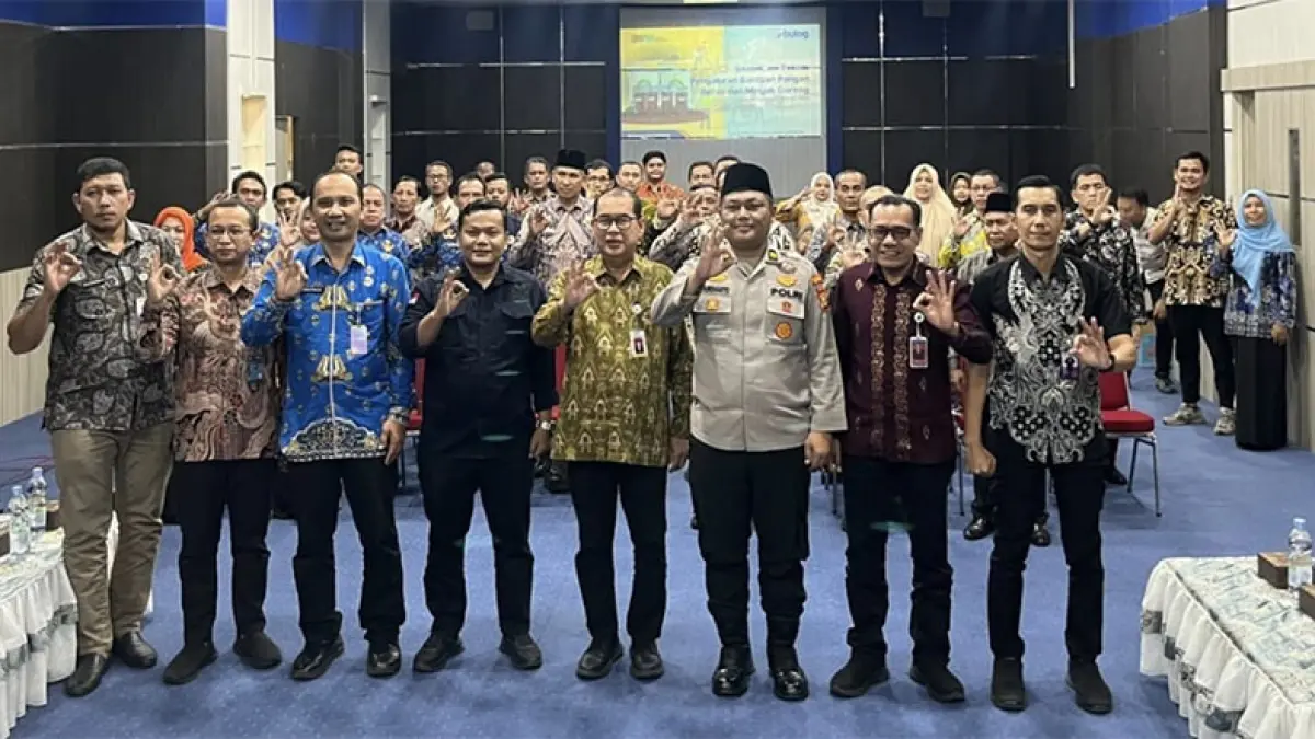 Asisten I Setda Rohul H Syofwan didampingi Forkopimda, Kepala Bulog dan OPD foto bersama usai rakor dan sosialisasi penyaluran bahan pangan Periode Februari-Maret 2026 di aula Kantor Bupati, Kamis (2/4/2026). (Foto Engki Prima Putra)
