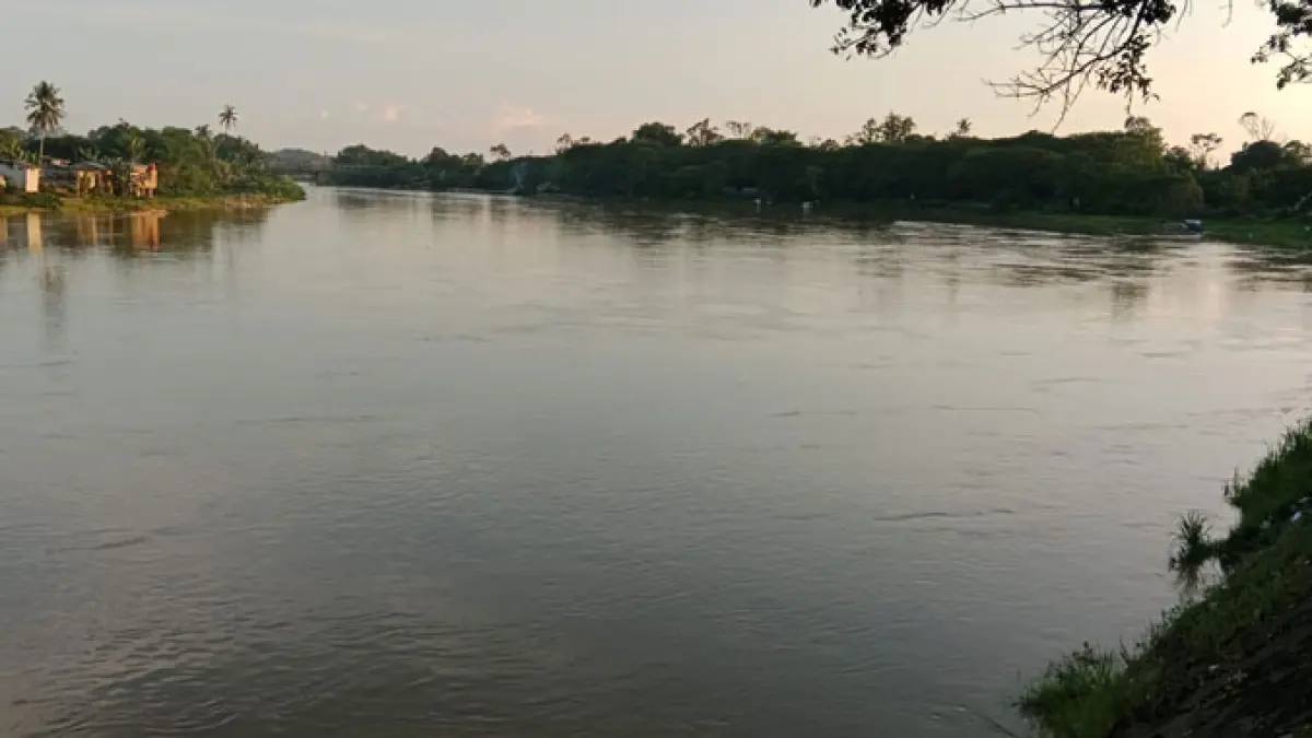 Debit air sungai Kuantan, Jumat (3/4/2026) terlihat naik dari kondisi normal. Masyarakat dihimbau waspada. (Desriandi Candra/Riaupos.co)