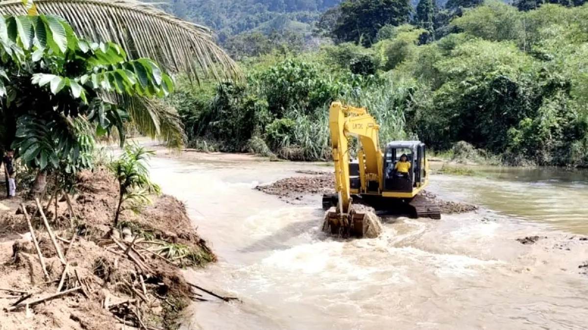 Dinas PUPR Rohul melakukan kegiatan normalisasi di sejumlah titik aliran Sei Kijang Desa Cipang Kiri Hulu, Kecamatan Rokan IV Koto, Jumat (3/4/2026).(Dinas PUPR Rohul untuk Riaupos.co)