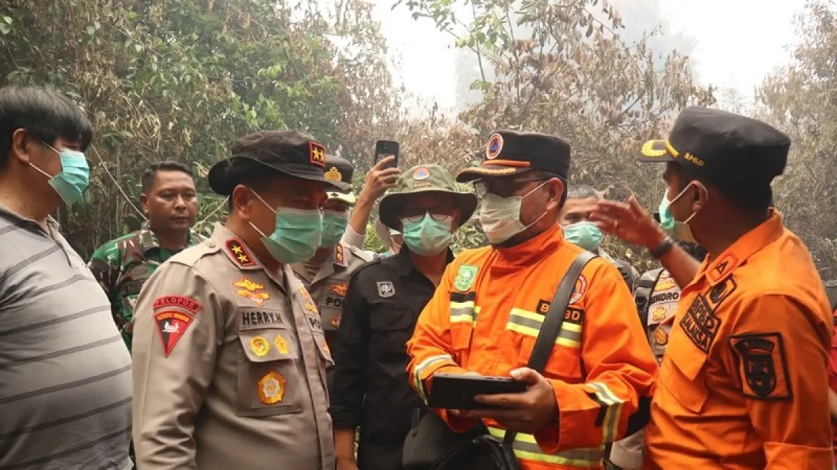 Kapolda Riau Irjen Pol Dr Herry Heryawan meninjau secara langsung lokasi kebakaran hutan dan lahan (karhutla) di Desa Sekodi, Kecamatan Bengkalis, Kabupaten Bengkalis, pada Jumat (3/4/2026) pukul 15.00 WIB.(Istimewa)