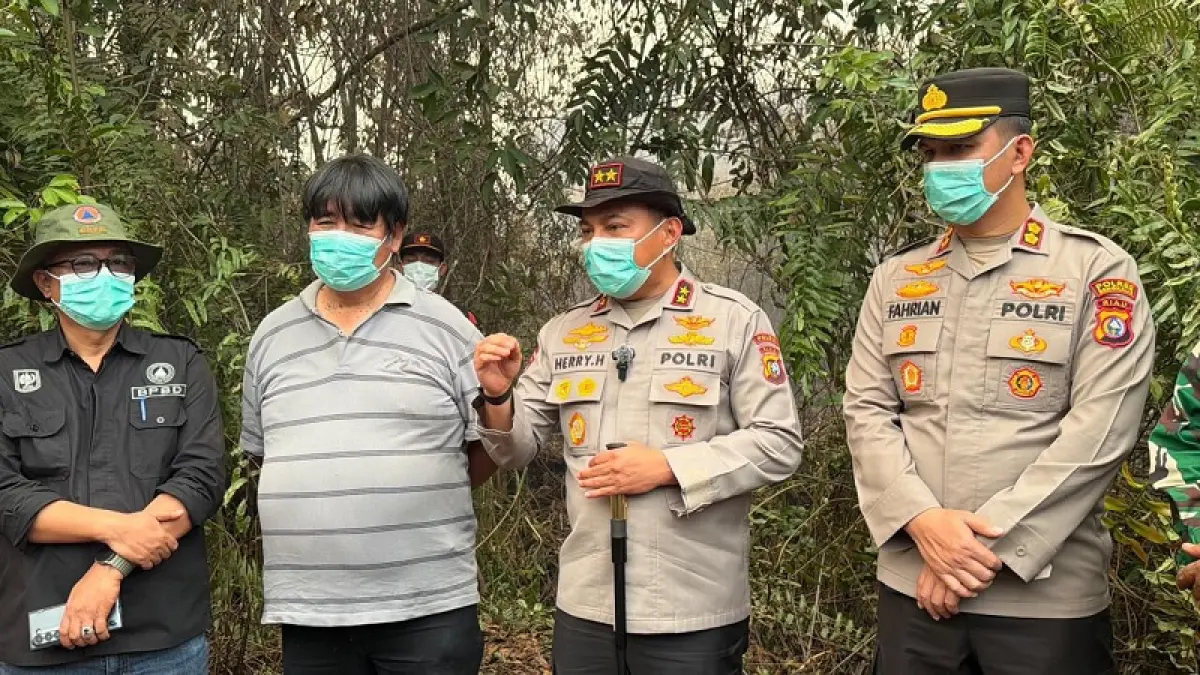 Kapolda Riau Irjen Pol Herry Heryawan (dua kanan) bersama Kapolres Bengkalis AKBP Fahrian (kanan) dan Guru Besar IPB bidang perlindungan hutan, Prof Bambang Hero Suharjo, saat berada di lokasi Karhutla di Bengkalis, Jumat (3/4/2026).(Polda Riau)