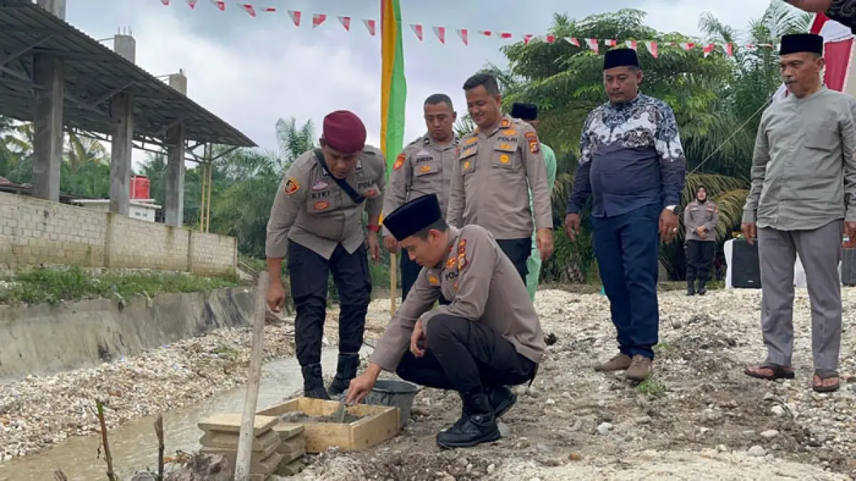Kapolres Kuansing AKBP Hidayat Perdana SH SIK MH didampingi Kapolsek Singingi AKP Azhari dan melakukan peletakan batu pertama pembangunan jembatan Merah Putih di Desa Logas Kecamatan Singingi, Jumat (3/4/2026). (Istimewa)