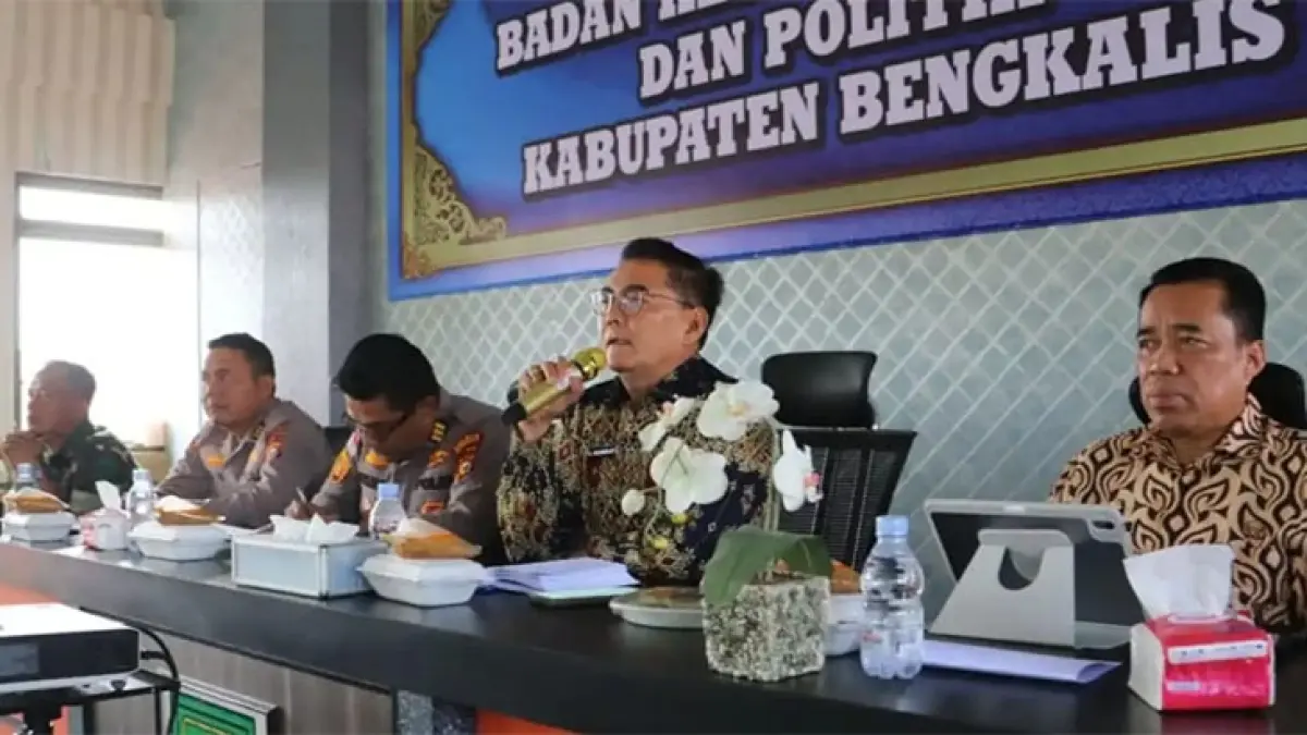 Kepala Badan Kesbangpol Bengkalis Suwarto memimpin rapat persiapan Pilkades serentak tahun 2027 di ruang rapat Lantai 2 Kantor Kesbangpol Bengkalis, Kamis (2/4/2026). (ISTIMEWA)