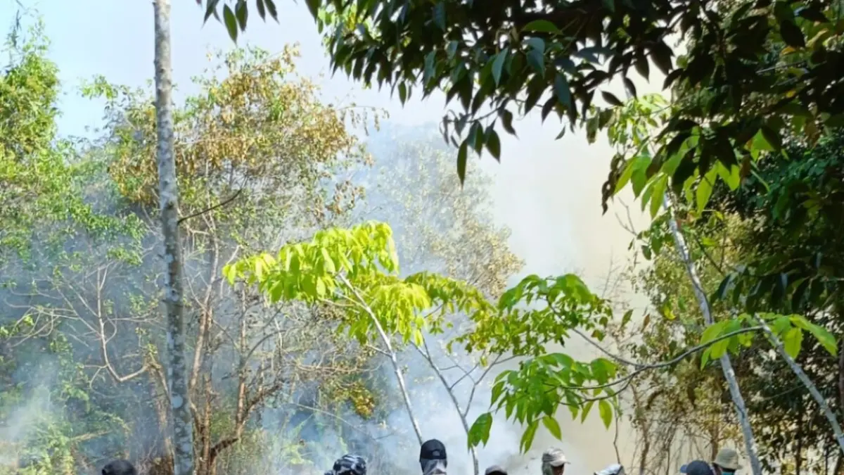 Petugas gabungan bersama masyarakat memadamkan api yang membakar lahan masyarakat di Desa Teluk Lancar, Kecamatan Bantan, Kabupaten Bengkalis, Rabu (1/4/2026). BPBD BENGKALIS UNTUK RIAU POS