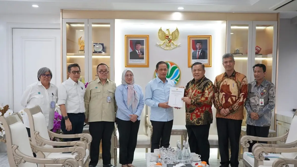 Plt Gubri SF Hariyanto saat bertemu dengan Menteri Lingkungan Hidup Hanif Faisol di Jakarta, Kamis (2/4/2026). (Diskominfo Riau)