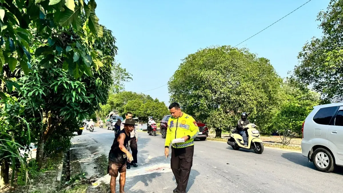 Polisi saat melakukan olah TKP di lokasi Kecelakaan lalu lintas terjadi pada Jumat (3/4/2026) di Jalan Parit Indah Ujung, Kecamatan Bukit Raya, Kota Pekanbaru. (Satlantas Polresta Pekanbaru)