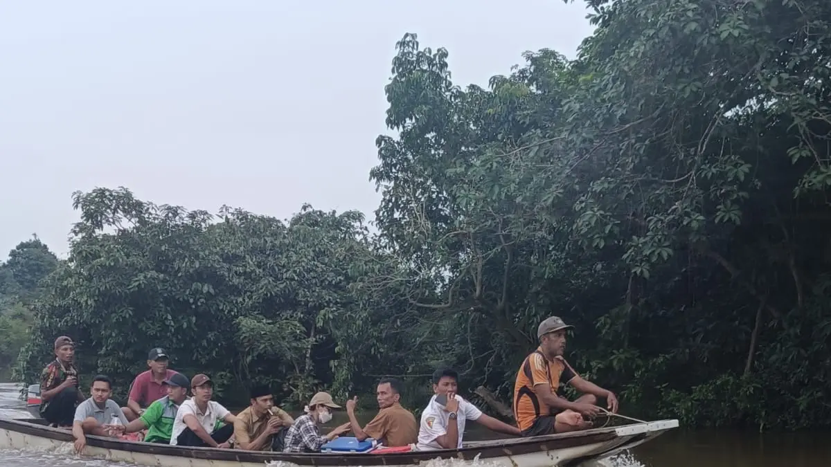 Polsek Tapung Hilir bersama tim gabungan saat turun ke lokasi untuk menyelidiki dugaan pencemaran yang berpotensi mengancam sumber air utama warga setempat di Sungai Tapung, Kampar, Selasa (31/3/2026). Polres Kampar untuk Riau Pos