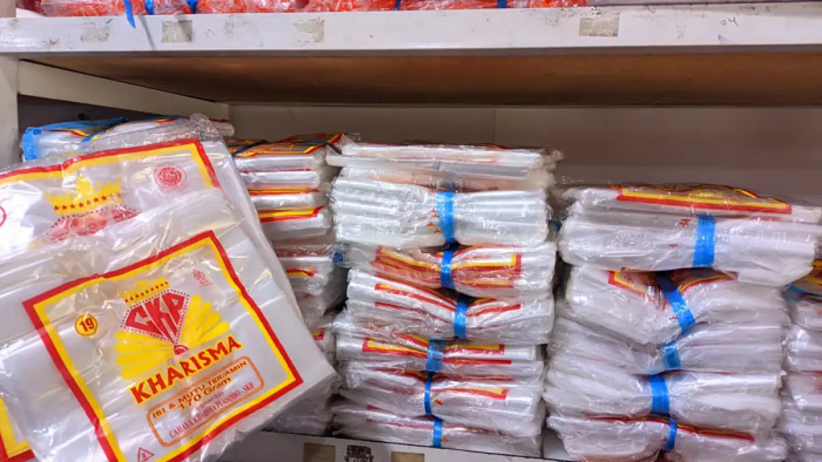 Produk jenis plastik sepertik kantong Asoy, cup plastik dan lainnya Naik. Foto jenis produk plastik di Toko Quinn Plastik Teluk Kuantan, Jumat (3/4/2026). (Desriandi Candra/Riaupos.co)
