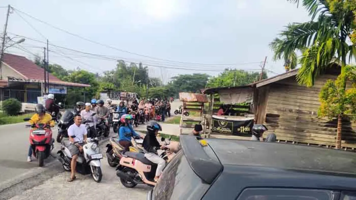 Ratusan kendaraan bermotor mengantre untuk mendapatkan BBM jenis Pertalite di SPBU Jalan Bantan, Desa Senggoro Kecamatan Bengkalis, Kamis (2/4/2026) sore. abu kasim/riau pos