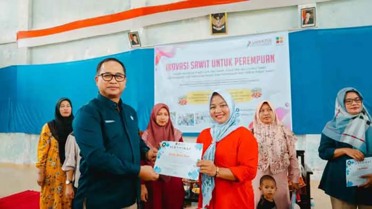 Region Head PTPN IV Regional III Bambang Budi Santoso menyerahkan sertifikat kepada peserta pelatihan inovasi produk turunan sawit, beberapa waktu lalu.  PTPN IV Regional III untuk riau pos