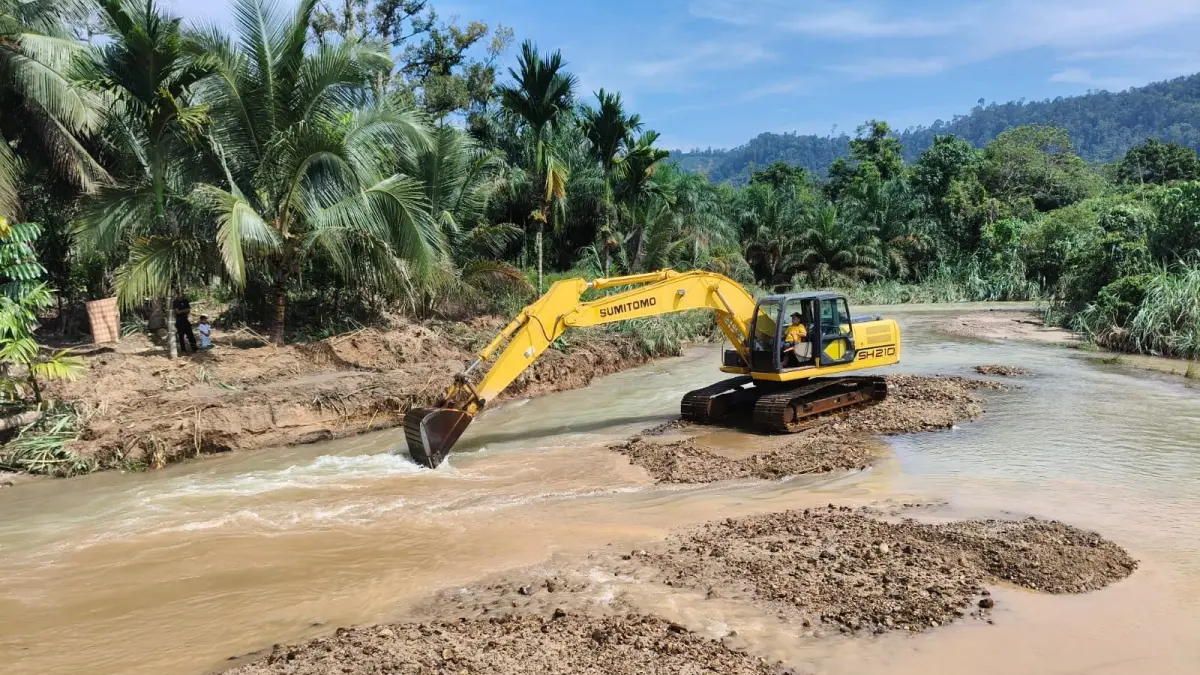Dinas PUPR Rohul bergerak cepat melakukan kegiatan normalisasi aliran Sungai Kijang di Desa Cipang Kiri Hulu, Kecamatan Rokan IV Koto, Kabupaten Rohul dalam mengantisipasi dampak bencana banjir yang baru-baru ini terjadi, Jumat (3/4/2026).  Dinas PUPR Rohul untuk Riau Pos 
