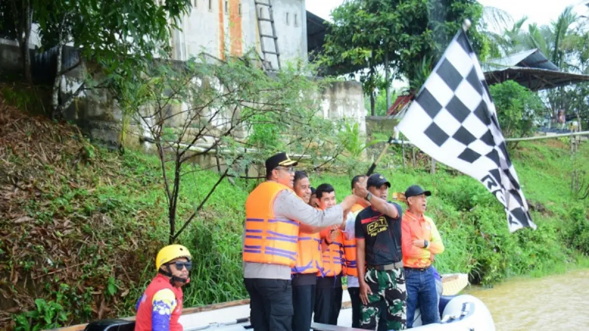 Bupati Kampar Ahmad Yuzar membuka open turnamen pacu sampan di Tepian Sungai Kampar, Dusun Kampung Godang, Desa Pulau Lawas, Kecamatan Bangkinang, Sabtu (4/4/2026).(Diskominfo Kampar untuk Riaupos.co)