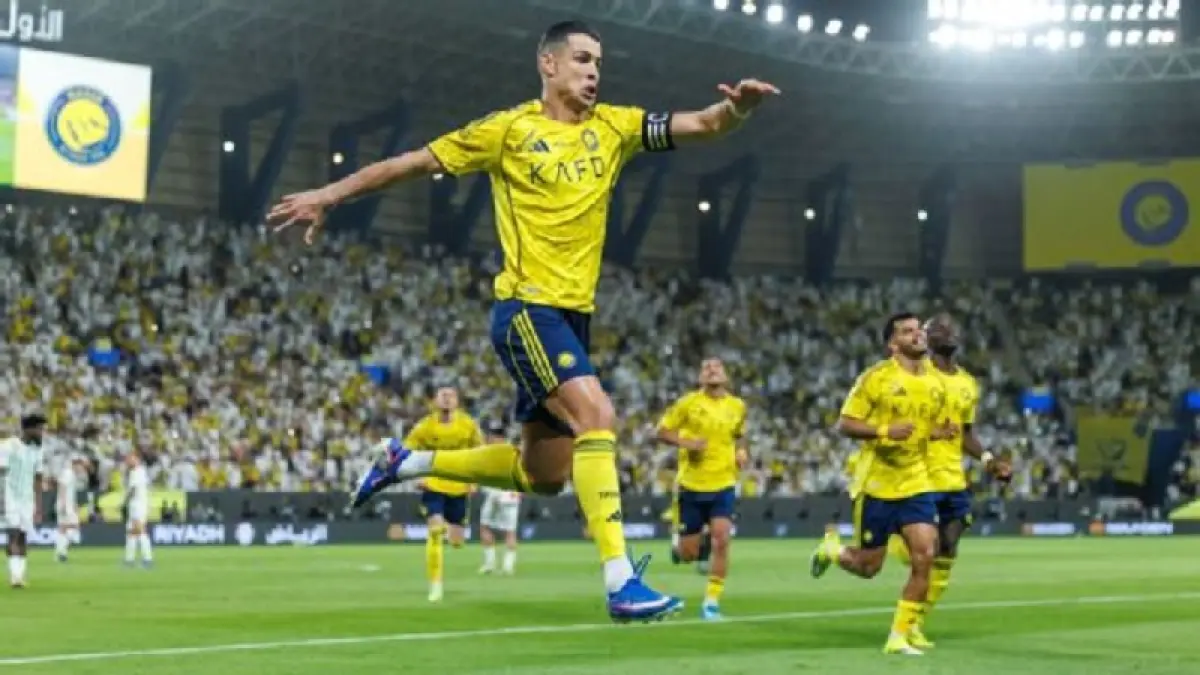 Cristiano Ronaldo merayakan gol pertamanya dalam kemenangan Al Nassr atas Al Najmah.(Abdullah Ahmed/Getty Images)