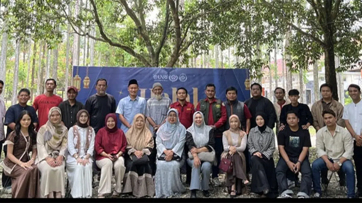 Dosen dan alumni Sosiologi FISIP Unri foto bersama di sela-sela acara halal bihlal. (ISTIMEWA)
